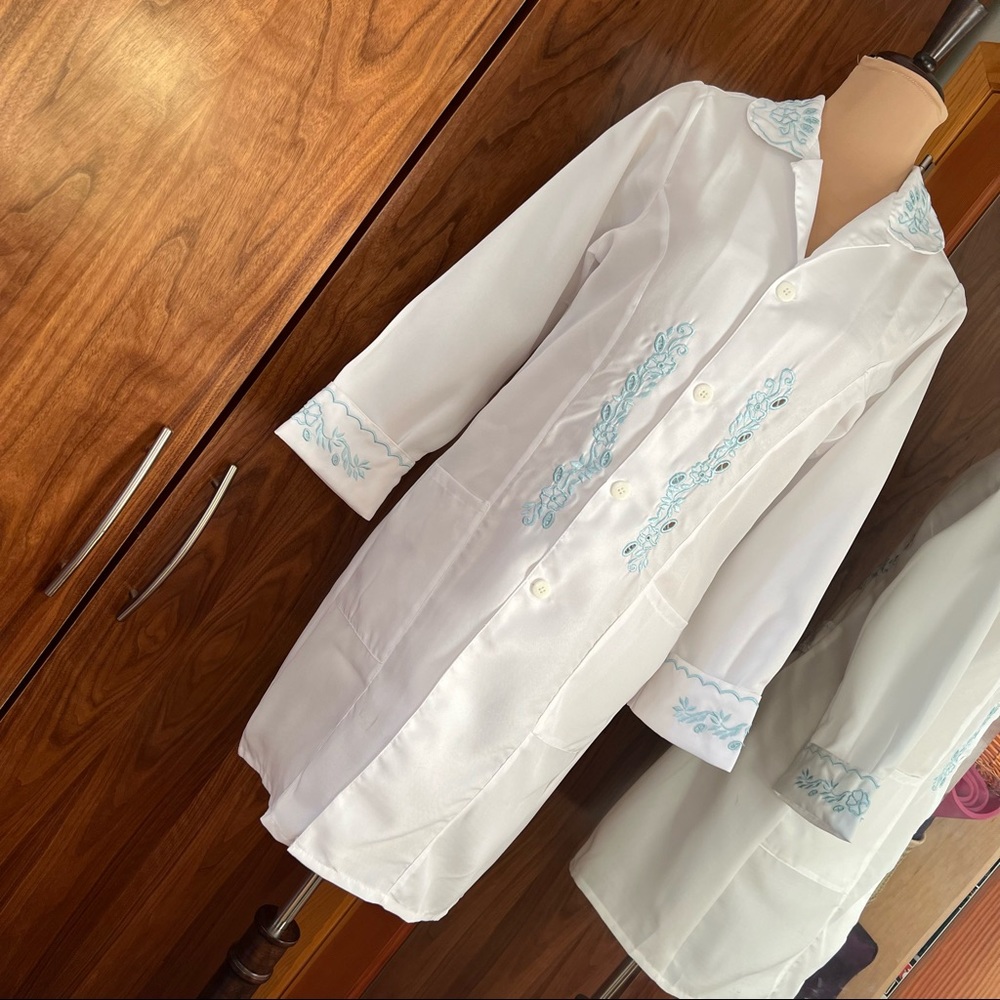 NWOT Embroidery blue laboratory coat L